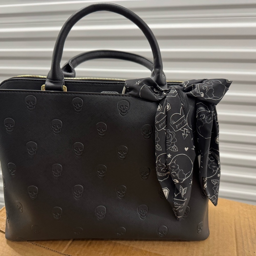 Betsey Johnson NWOT Black Skull Tote - Picture 2 of 5